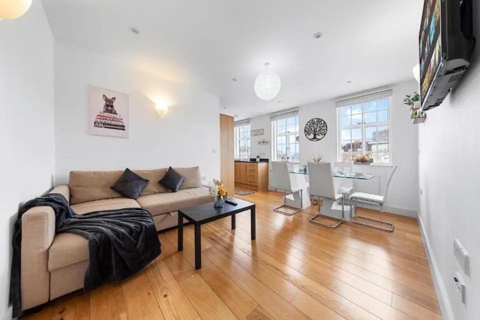 Apartment Deluxe Clapham 2 Bed 2 Bath Apartment, 10 Mins From Oxford Circus London