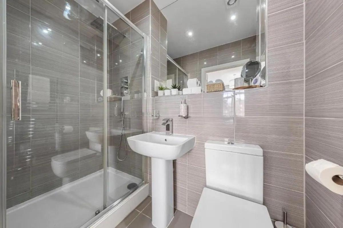 Apartment Deluxe Clapham 2 Bed 2 Bath Apartment, 10 Mins From Oxford Circus London